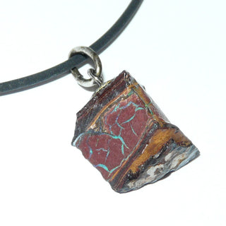 Handgefertigtes Einzelstück, Unikat Opal-Anhänger "Triangel" mit einer Aufhängung aus 925 Silber, asymmetrisch dreieckig abgetrenntes Stück dunkelbrauner australischer Matrix-Opal mit feinen Adern schillernden grünen Opals - Unikatschmuck nur erhältlich im Onlineshop von Juwelier & Goldschmiede Danilo! 