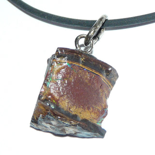 Handgefertigtes Einzelstück, Unikat Opal-Anhänger "Triangel" mit einer Aufhängung aus 925 Silber, asymmetrisch dreieckig abgetrenntes Stück dunkelbrauner australischer Matrix-Opal mit feinen Adern schillernden grünen Opals - Unikatschmuck nur erhältlich im Onlineshop von Juwelier & Goldschmiede Danilo! 