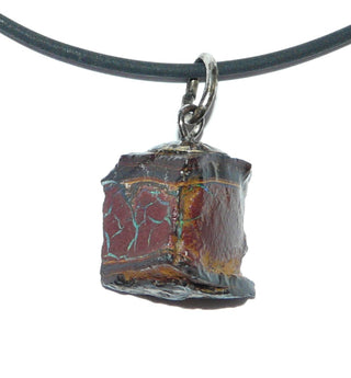 Handgefertigtes Einzelstück, Unikat Opal-Anhänger "Triangel" mit einer Aufhängung aus 925 Silber, asymmetrisch dreieckig abgetrenntes Stück dunkelbrauner australischer Matrix-Opal mit feinen Adern schillernden grünen Opals - Unikatschmuck nur erhältlich im Onlineshop von Juwelier & Goldschmiede Danilo! 