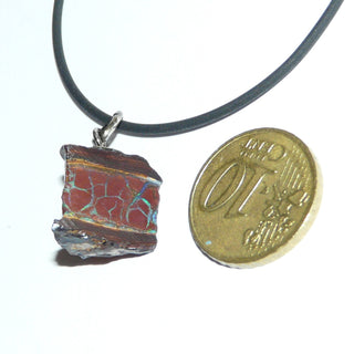 Handgefertigtes Einzelstück, Unikat Opal-Anhänger "Triangel" mit einer Aufhängung aus 925 Silber, asymmetrisch dreieckig abgetrenntes Stück dunkelbrauner australischer Matrix-Opal mit feinen Adern schillernden grünen Opals - Unikatschmuck nur erhältlich im Onlineshop von Juwelier & Goldschmiede Danilo! 