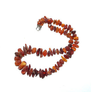 handgefertigtes Einzelstück, baltische Bernstein-Kette aus leicht anpolierten Natur-Nuggets/Natur-Splittern, im Verlauf aufgereiht, durchgeknotet, dunkleres Cognac-orange, Verschluß aus Silber, Gesamtlänge 53 cm -	Unikate und Pretiosen nur erhältlich im Onlineshop der Goldschmiede Danilo!