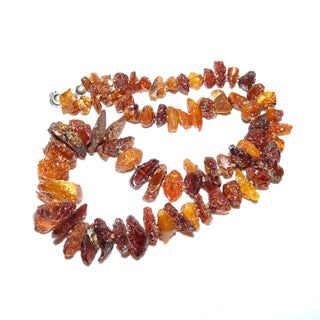 handgefertigtes Einzelstück, baltische Bernstein-Kette aus leicht anpolierten Natur-Nuggets/Natur-Splittern, im Verlauf aufgereiht, durchgeknotet, dunkleres Cognac-orange, Verschluß aus Silber, Gesamtlänge 53 cm -	Unikate und Pretiosen nur erhältlich im Onlineshop der Goldschmiede Danilo!