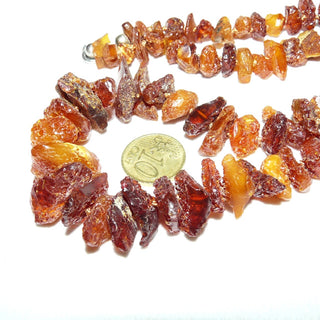 handgefertigtes Einzelstück, baltische Bernstein-Kette aus leicht anpolierten Natur-Nuggets/Natur-Splittern, im Verlauf aufgereiht, durchgeknotet, dunkleres Cognac-orange, Verschluß aus Silber, Gesamtlänge 53 cm -	Unikate und Pretiosen nur erhältlich im Onlineshop der Goldschmiede Danilo!