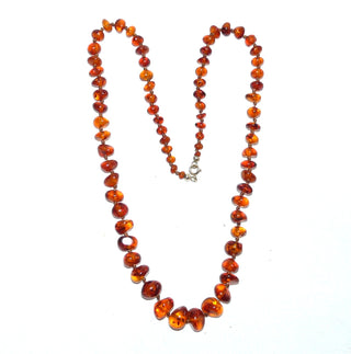 handgefädeltes Einzelstück, Bernstein-Kette aus polierten, unregelmäßigen, dicken Nuggets in Linsenform, dunkleres Cognac-braun mit schönen Einschlüssen, im Verlauf durchgeknotet, Verschluß aus Gold-Doublé, Gesamtlänge 65 cm -	Nur erhältlich im Onlineshop von Juwelier & Goldschmiede Danilo!