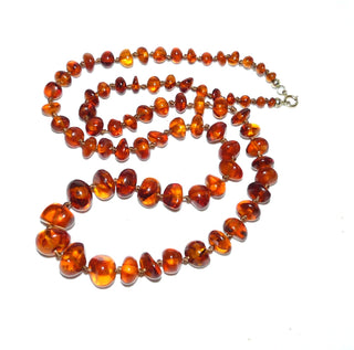 handgefädeltes Einzelstück, Bernstein-Kette aus polierten, unregelmäßigen, dicken Nuggets in Linsenform, dunkleres Cognac-braun mit schönen Einschlüssen, im Verlauf durchgeknotet, Verschluß aus Gold-Doublé, Gesamtlänge 65 cm -	Nur erhältlich im Onlineshop von Juwelier & Goldschmiede Danilo!