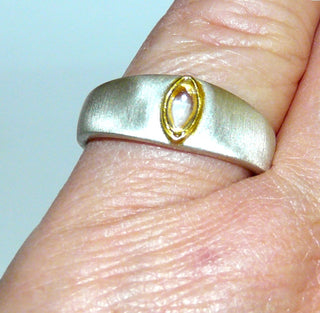 zweifarbiges Einzelstück, klassischer Bandring aus 925 Silber mit einer vergoldeten Zargenfassung, in der ein zartgelber Citrin-Cabochon in Navetteform sicher eingefaßt ist, seidenmattierte Ringschiene, Ringweite 58,5 - Einzelstücke nur erhältlich bei www.danilogold-shop.de
