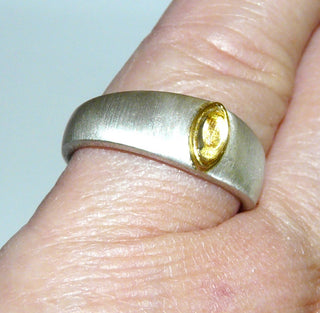 zweifarbiges Einzelstück, klassischer Bandring aus 925 Silber mit einer vergoldeten Zargenfassung, in der ein zartgelber Citrin-Cabochon in Navetteform sicher eingefaßt ist, seidenmattierte Ringschiene, Ringweite 58,5 - Einzelstücke nur erhältlich bei www.danilogold-shop.de