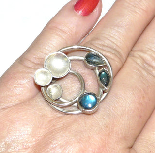 handgefertigtes Einzelstück, herrlich blau schillernder Labradorit-Silberring aus 925 Silber mit 2 runden + 1 Tropfen-Cabochon, sowie 3 aufgetieften Schalen auf Runddraht-Geflecht, Ringweite 57. -	Handarbeiten online bestellen bei Juwelier & Goldschmiede Danilo!