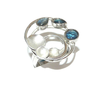 handgefertigtes Einzelstück, herrlich blau schillernder Labradorit-Silberring aus 925 Silber mit 2 runden + 1 Tropfen-Cabochon, sowie 3 aufgetieften Schalen auf Runddraht-Geflecht, Ringweite 57. -	Handarbeiten online bestellen bei Juwelier & Goldschmiede Danilo!