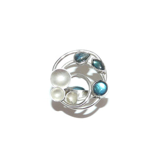 handgefertigtes Einzelstück, herrlich blau schillernder Labradorit-Silberring aus 925 Silber mit 2 runden + 1 Tropfen-Cabochon, sowie 3 aufgetieften Schalen auf Runddraht-Geflecht, Ringweite 57. -	Handarbeiten online bestellen bei Juwelier & Goldschmiede Danilo!