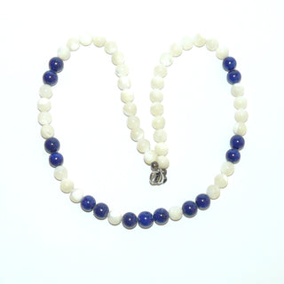 blau-weißes Einzelstück, Unikat-Edelsteinkette, matte Kugeln aus Perlmutt & 15 Lapislazulikugeln in Königsblau, Durchmesser 8,5mm, Metall-Karabiner, Länge 50cm, flexibel aufgefädelt auf Stahlseide - Goldschmiede Danilo