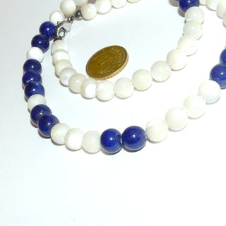 blau-weißes Einzelstück, Unikat-Edelsteinkette, matte Kugeln aus Perlmutt & 15 Lapislazulikugeln in Königsblau, Durchmesser 8,5mm, Metall-Karabiner, Länge 50cm, flexibel aufgefädelt auf Stahlseide - Goldschmiede Danilo