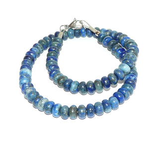 blaues Einzelstück, Edelsteinkette aus Lapislazuli mit einem lebendigen Farbenspiel von Königsblau über Hellblau bis Graublau, polierte Linsen mit einem Durchmesser von 8,5mm, Karabinerverschluß aus Metall, Länge 45cm, auf Stahlseide - Goldschmiede Danilo
