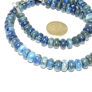 blaues Einzelstück, Edelsteinkette aus Lapislazuli mit einem lebendigen Farbenspiel von Königsblau über Hellblau bis Graublau, polierte Linsen mit einem Durchmesser von 8,5mm, Karabinerverschluß aus Metall, Länge 45cm, auf Stahlseide - Goldschmiede Danilo