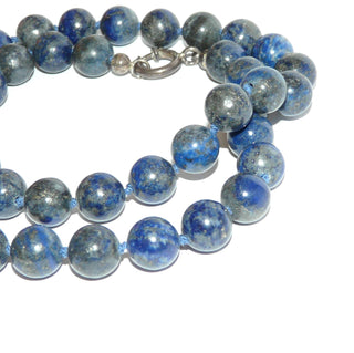 blaues Einzelstück, Edelsteinkette, Lapislazulikette, schönes natürliches Farbenspiel von dunklem Königsblau bis Graublau, Kugeln Durchmesser 10mm, Verschluß 925 Silber großer Federring, Länge 50cm, mit Seide geknotet - Goldschmiede Danilo