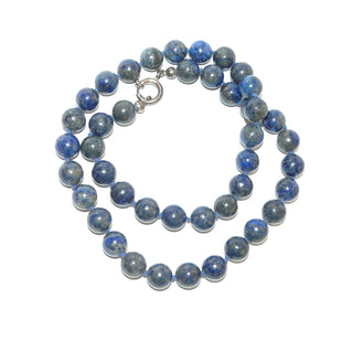 blaues Einzelstück, Edelsteinkette, Lapislazulikette, schönes natürliches Farbenspiel von dunklem Königsblau bis Graublau, Kugeln Durchmesser 10mm, Verschluß 925 Silber großer Federring, Länge 50cm, mit Seide geknotet - Goldschmiede Danilo
