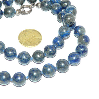 blaues Einzelstück, Edelsteinkette, Lapislazulikette, schönes natürliches Farbenspiel von dunklem Königsblau bis Graublau, Kugeln Durchmesser 10mm, Verschluß 925 Silber großer Federring, Länge 50cm, mit Seide geknotet - Goldschmiede Danilo