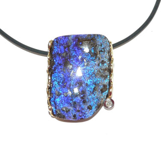 Handgefertigtes Unikat, Einzelstück mit einem großen, blau schillernden, australischen Boulder-Opal, lightning-ridge-Farbe aus 585 Gold gefertigt in Schmoroptik, mit einem 0,03 Karat Altschliff-Diamanten -	Handgefertigtes Unikat! Nur im Onlineshop von Juwelier & Goldschmiede Danilo!