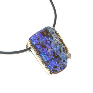 Handgefertigtes Unikat, Einzelstück mit einem großen, blau schillernden, australischen Boulder-Opal, lightning-ridge-Farbe aus 585 Gold gefertigt in Schmoroptik, mit einem 0,03 Karat Altschliff-Diamanten -	Handgefertigtes Unikat! Nur im Onlineshop von Juwelier & Goldschmiede Danilo!