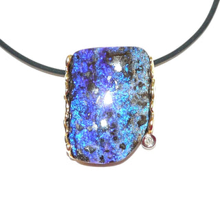 Handgefertigtes Unikat, Einzelstück mit einem großen, blau schillernden, australischen Boulder-Opal, lightning-ridge-Farbe aus 585 Gold gefertigt in Schmoroptik, mit einem 0,03 Karat Altschliff-Diamanten - Handgefertigtes Unikat! Nur im Onlineshop von Juwelier & Goldschmiede Danilo!