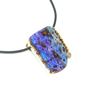 Handgefertigtes Unikat, Einzelstück mit einem großen, blau schillernden, australischen Boulder-Opal, lightning-ridge-Farbe aus 585 Gold gefertigt in Schmoroptik, mit einem 0,03 Karat Altschliff-Diamanten - Handgefertigtes Unikat! Nur im Onlineshop von Juwelier & Goldschmiede Danilo!