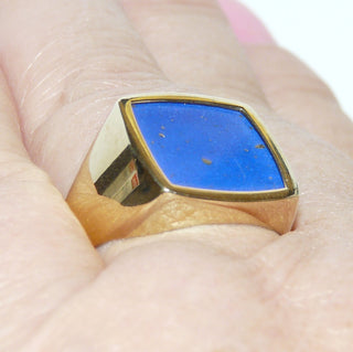 Königsblaues Einzelstück, leuchtender Lapislazuliring, klassischer Herrenring, Siegelring aus 333 Gold mit einem rekonstruierten Lapislazuli-Quadrat mit schöner Maserung, poliert, Ringweite 66,5 - Goldschmiede Danilo