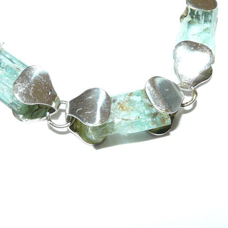 handgefertigtes Einzelstück, blaugrünes Aquamarin-Kristall-Collier mit 925 Silber Kappen + verlöteten Ösen, natürliche Kristallstäbe im Verlauf, im hinteren Bereich eine Kette Schiffsanker-Muster + Karabiner, Länge 43 cm. Dazu paßt An 0423 Ar 0169 -	Handgefertigtes Unikat! Nur im Danilo Gold Online Shop!