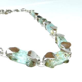 handgefertigtes Einzelstück, blaugrünes Aquamarin-Kristall-Collier mit 925 Silber Kappen + verlöteten Ösen, natürliche Kristallstäbe im Verlauf, im hinteren Bereich eine Kette Schiffsanker-Muster + Karabiner, Länge 43 cm. Dazu paßt An 0423 Ar 0169 -	Handgefertigtes Unikat! Nur im Danilo Gold Online Shop!