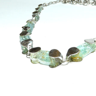 handgefertigtes Einzelstück, blaugrünes Aquamarin-Kristall-Collier mit 925 Silber Kappen + verlöteten Ösen, natürliche Kristallstäbe im Verlauf, im hinteren Bereich eine Kette Schiffsanker-Muster + Karabiner, Länge 43 cm. Dazu paßt An 0423 Ar 0169 -	Handgefertigtes Unikat! Nur im Danilo Gold Online Shop!