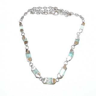 handgefertigtes Einzelstück, blaugrünes Aquamarin-Kristall-Collier mit 925 Silber Kappen + verlöteten Ösen, natürliche Kristallstäbe im Verlauf, im hinteren Bereich eine Kette Schiffsanker-Muster + Karabiner, Länge 43 cm. Dazu paßt An 0423 Ar 0169 -	Handgefertigtes Unikat! Nur im Danilo Gold Online Shop!