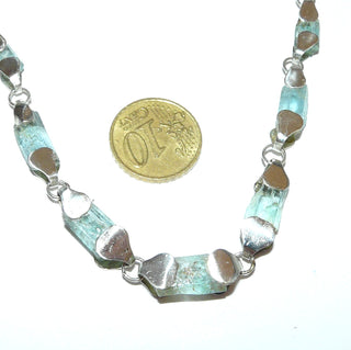 handgefertigtes Einzelstück, blaugrünes Aquamarin-Kristall-Collier mit 925 Silber Kappen + verlöteten Ösen, natürliche Kristallstäbe im Verlauf, im hinteren Bereich eine Kette Schiffsanker-Muster + Karabiner, Länge 43 cm. Dazu paßt An 0423 Ar 0169 -	Handgefertigtes Unikat! Nur im Danilo Gold Online Shop!