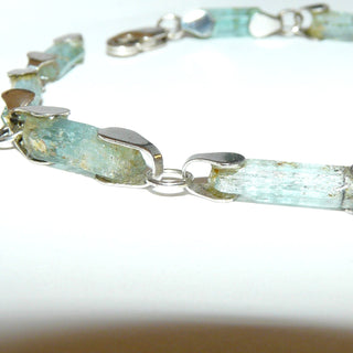 Handgefertigtes Einzelstück, blaugrünes Aquamarin-Kristall-Armband mit 925 Silber Kappen + verlöteten Ösen, natürliche Kristallstäbe, Länge 21,5 cm - Goldschmiede Danilo