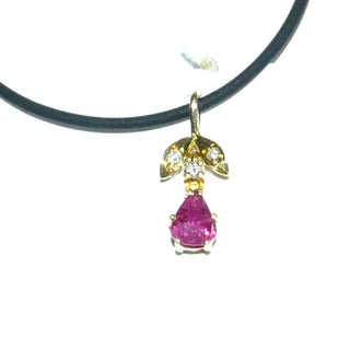 Tropfenförmiges Einzelstück, blütenförmiger Rubin-Diamant-Anhänger aus 585 Gold, ein beweglich angebrachter, tropfenförmiger, funkelnd facettierter Rubin in zartem Krappen-Chaton + 3 Achtkant-Diamanten von zusammen 0,03 Karat in den Blättern im Verschnitt gefaßt, zum Durchfädeln -	Unikate und Pretiosen nur erhältlich im Onlineshop der Goldschmiede Danilo!