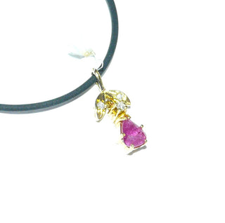Tropfenförmiges Einzelstück, blütenförmiger Rubin-Diamant-Anhänger aus 585 Gold, ein beweglich angebrachter, tropfenförmiger, funkelnd facettierter Rubin in zartem Krappen-Chaton + 3 Achtkant-Diamanten von zusammen 0,03 Karat in den Blättern im Verschnitt gefaßt, zum Durchfädeln -	Unikate und Pretiosen nur erhältlich im Onlineshop der Goldschmiede Danilo!