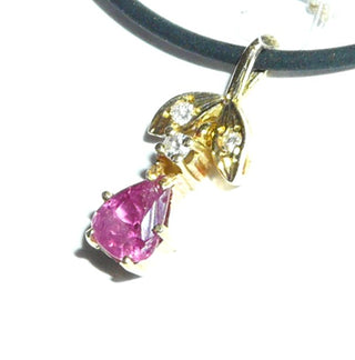 Tropfenförmiges Einzelstück, blütenförmiger Rubin-Diamant-Anhänger aus 585 Gold, ein beweglich angebrachter, tropfenförmiger, funkelnd facettierter Rubin in zartem Krappen-Chaton + 3 Achtkant-Diamanten von zusammen 0,03 Karat in den Blättern im Verschnitt gefaßt, zum Durchfädeln -	Unikate und Pretiosen nur erhältlich im Onlineshop der Goldschmiede Danilo!