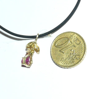 Tropfenförmiges Einzelstück, blütenförmiger Rubin-Diamant-Anhänger aus 585 Gold, ein beweglich angebrachter, tropfenförmiger, funkelnd facettierter Rubin in zartem Krappen-Chaton + 3 Achtkant-Diamanten von zusammen 0,03 Karat in den Blättern im Verschnitt gefaßt, zum Durchfädeln -	Unikate und Pretiosen nur erhältlich im Onlineshop der Goldschmiede Danilo!