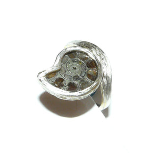 Einzelstück, brauner Ammonit-Silberring aus 925 Silber mit einem kleinen versteinerten kompletten Ammonit mit satinierter, leicht geschwungener Ringschiene, verstellbar bis ca. Ringweite 58 - Goldschmiede-Danilo