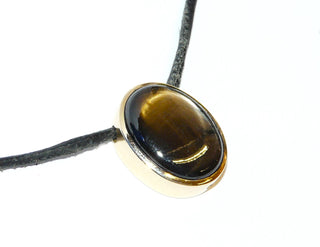 handgefertigtes Unikat, brauner Serpentin-Anhänger mit einem schimmernden Katzenauge, geschlossene Zargenfassung aus massiv 750 Gold mit verdeckter Kettenführung zum Durchfädeln (Lieferung erfolgt ohne Kette) -	Handgefertigtes Unikat! Nur im Onlineshop von Juwelier & Goldschmiede Danilo!