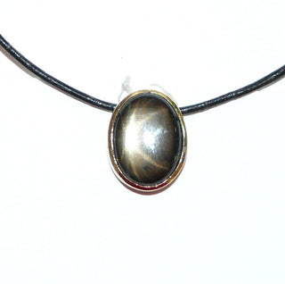 handgefertigtes Unikat, brauner Serpentin-Anhänger mit einem schimmernden Katzenauge, geschlossene Zargenfassung aus massiv 750 Gold mit verdeckter Kettenführung zum Durchfädeln (Lieferung erfolgt ohne Kette) -	Handgefertigtes Unikat! Nur im Onlineshop von Juwelier & Goldschmiede Danilo!