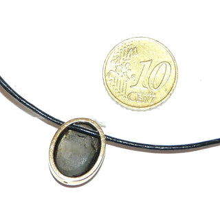 handgefertigtes Unikat, brauner Serpentin-Anhänger mit einem schimmernden Katzenauge, geschlossene Zargenfassung aus massiv 750 Gold mit verdeckter Kettenführung zum Durchfädeln (Lieferung erfolgt ohne Kette) -	Handgefertigtes Unikat! Nur im Onlineshop von Juwelier & Goldschmiede Danilo!