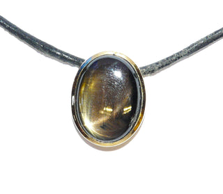 handgefertigtes Unikat, brauner Serpentin-Anhänger mit einem schimmernden Katzenauge, geschlossene Zargenfassung aus massiv 750 Gold mit verdeckter Kettenführung zum Durchfädeln (Lieferung erfolgt ohne Kette) -	Handgefertigtes Unikat! Nur im Onlineshop von Juwelier & Goldschmiede Danilo!