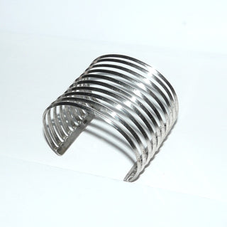 Einzelstück, Silber-Armreif, breite, imposante Armspange aus 925 Silber, ovale Form, 5 cm breit, 10 Dreikant-Streben lassen den Armschmuck offen und nicht zu massiv wirken, Innenumfang 17,5 cm, leicht flexibel -	Nur erhältlich im Onlineshop von Juwelier & Goldschmiede Danilo!