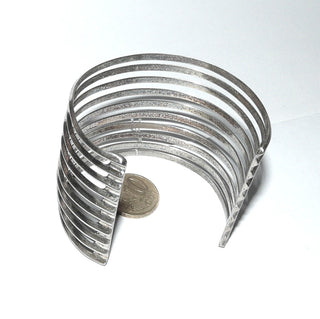 Einzelstück, Silber-Armreif, breite, imposante Armspange aus 925 Silber, ovale Form, 5 cm breit, 10 Dreikant-Streben lassen den Armschmuck offen und nicht zu massiv wirken, Innenumfang 17,5 cm, leicht flexibel -	Nur erhältlich im Onlineshop von Juwelier & Goldschmiede Danilo!