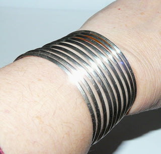 Einzelstück, Silber-Armreif, breite, imposante Armspange aus 925 Silber, ovale Form, 5 cm breit, 10 Dreikant-Streben lassen den Armschmuck offen und nicht zu massiv wirken, Innenumfang 17,5 cm, leicht flexibel -	Nur erhältlich im Onlineshop von Juwelier & Goldschmiede Danilo!