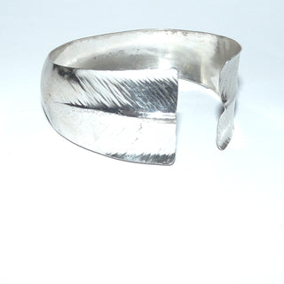 Einzelstück, Handarbeit, Art Deco-Armreif, Armspange aus 800 Silber, poliert + getrieben, oval offen, Design Wilhelm Rolff Hamburg, 11,5 mm breit, Innenumfang ca. 18 cm, um 1920- 1930 - Vintage-Schmuck nur im Onlineshop von danilogold!