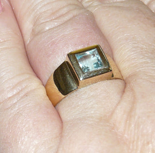 quadratisches Einzelstück, Blautopasring aus 585 Gold mit einem funkelnd facettierten, hellblauem Edeltopas-Quadrat in Zargenfassung, auch schön als Herrenring, Ringweite 59,5 - Goldschmiede Danilo