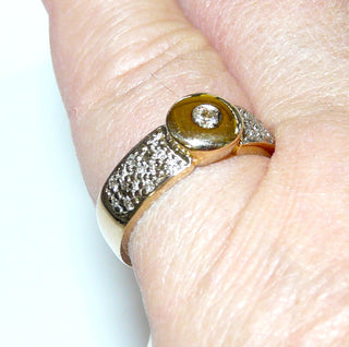 breites Einzelstück, Brillantring, Antragsring, Verlobungsring aus massiv 585 Gold mit 23 Brillanten von zusammen 0,25 Karat w im Pavé gefaßt, ein Brillant in der Mitte in einer Zargenfassung eingelassen, Ringweite 54, poliert - Goldschmiede Danilo