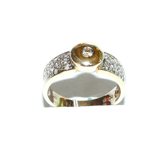 breites Einzelstück, Brillantring, Antragsring, Verlobungsring aus massiv 585 Gold mit 23 Brillanten von zusammen 0,25 Karat w im Pavé gefaßt, ein Brillant in der Mitte in einer Zargenfassung eingelassen, Ringweite 54, poliert - Goldschmiede Danilo