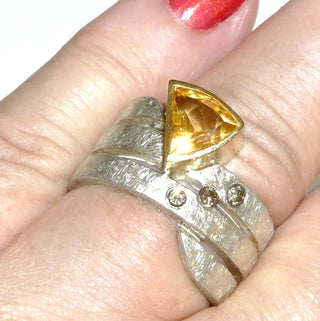 handgefertigtes Einzelstück, breiter Citrin-Brillant-Silberring aus 925 Silber + 750 Gold Fassung, eismatt, 3 naturfarbene Brillanten von zusammen 0,18 Karat, goldgelber Citrin von 1,48 Karat, Ringweite 60,5, dazu paßt Ohr 0055. -	Handgefertigter Schmuck nur erhältlich bei www.danilogold-shop.de  
