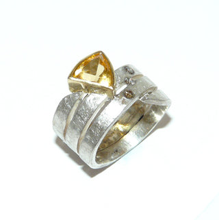 handgefertigtes Einzelstück, breiter Citrin-Brillant-Silberring aus 925 Silber + 750 Gold Fassung, eismatt, 3 naturfarbene Brillanten von zusammen 0,18 Karat, goldgelber Citrin von 1,48 Karat, Ringweite 60,5, dazu paßt Ohr 0055. -	Handgefertigter Schmuck nur erhältlich bei www.danilogold-shop.de  
